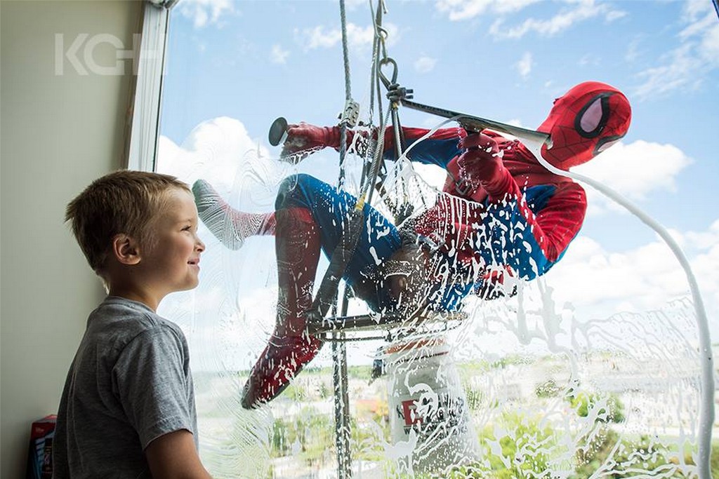 Superbohaterowie myją okna
