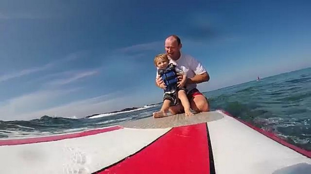 Tata i dziecko surfują