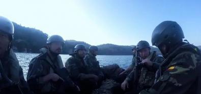 Żołnierze wpływają pontonem na pokład śmigłowca