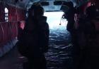 Żołnierze wpływają pontonem na pokład śmigłowca