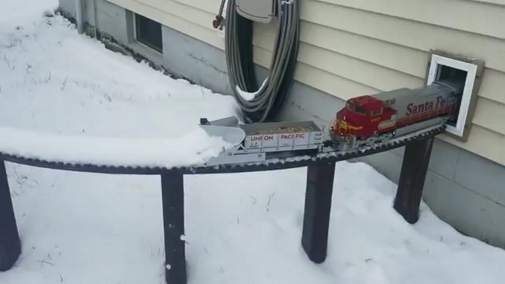 Model pociągu w śniegu