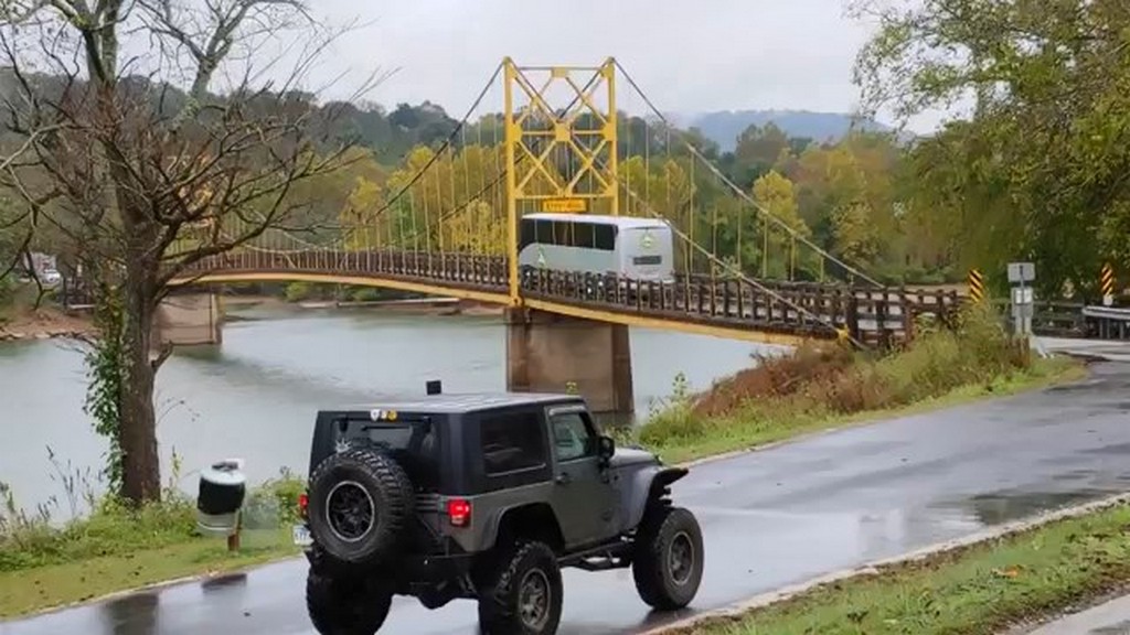 Autokar vs most