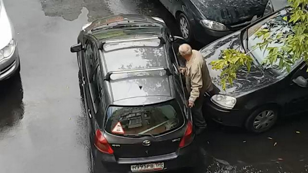 Staruszek wyjeżdża z parkingu