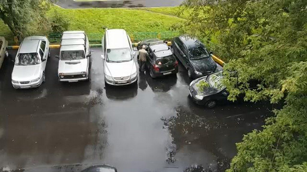 Staruszek wyjeżdża z parkingu