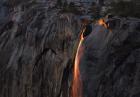 Ognisty wodospad w Parku Narodowym Yosemite