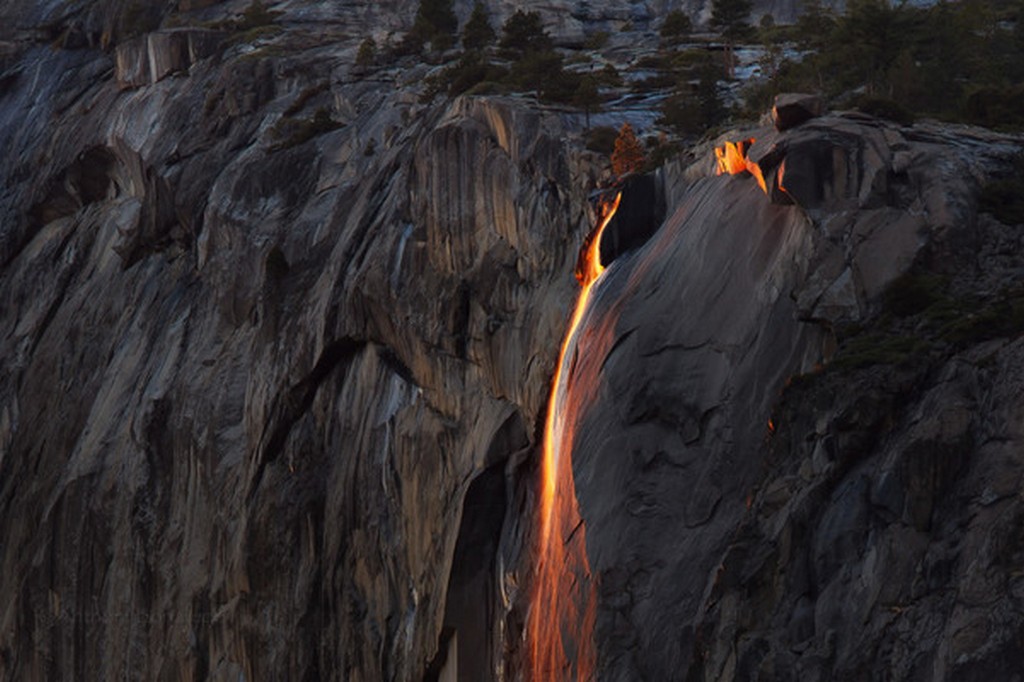Ognisty wodospad w Parku Narodowym Yosemite