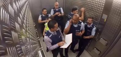 Policjanci w windzie