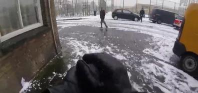 Policjanci walczą na śnieżki