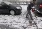 Policjanci walczą na śnieżki