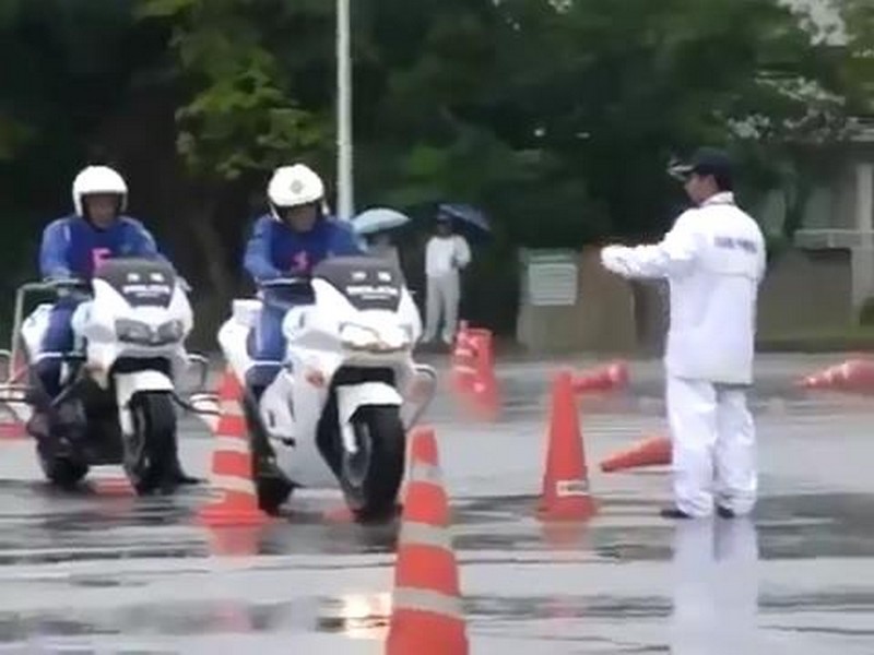 Japońscy policjanci na motorach
