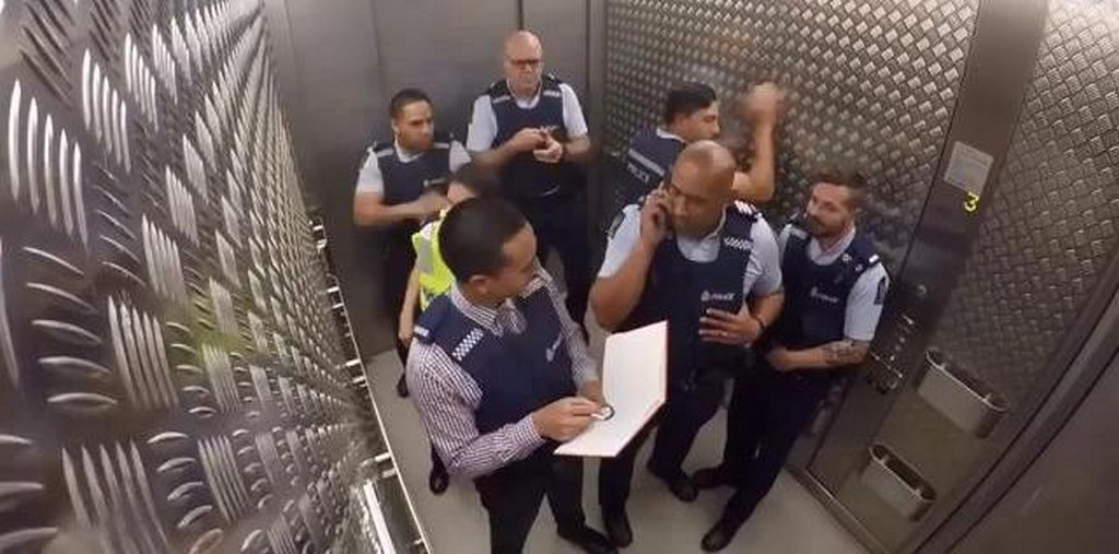 Policjanci w windzie