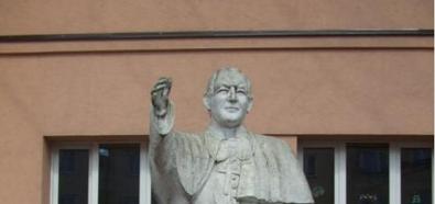Pomniki papieża
