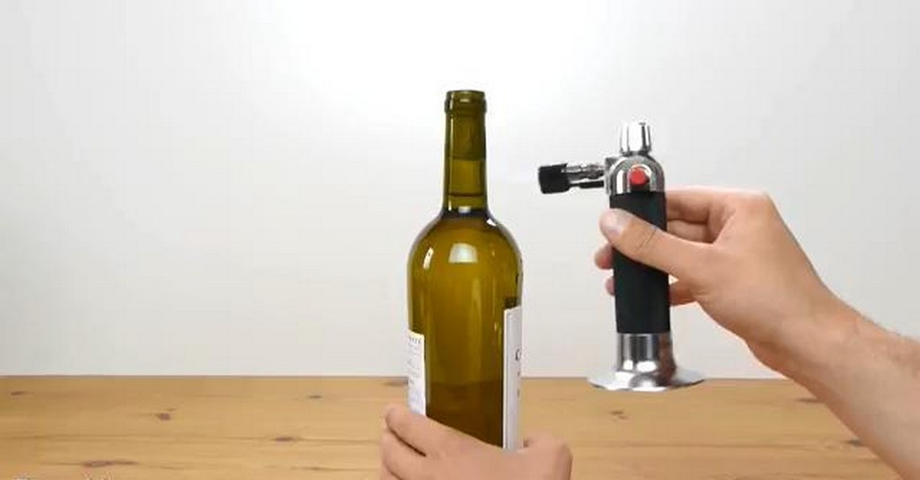 Otwieranie wina palnikiem