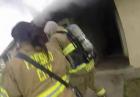 Strażacy ratują dzieci z pożaru