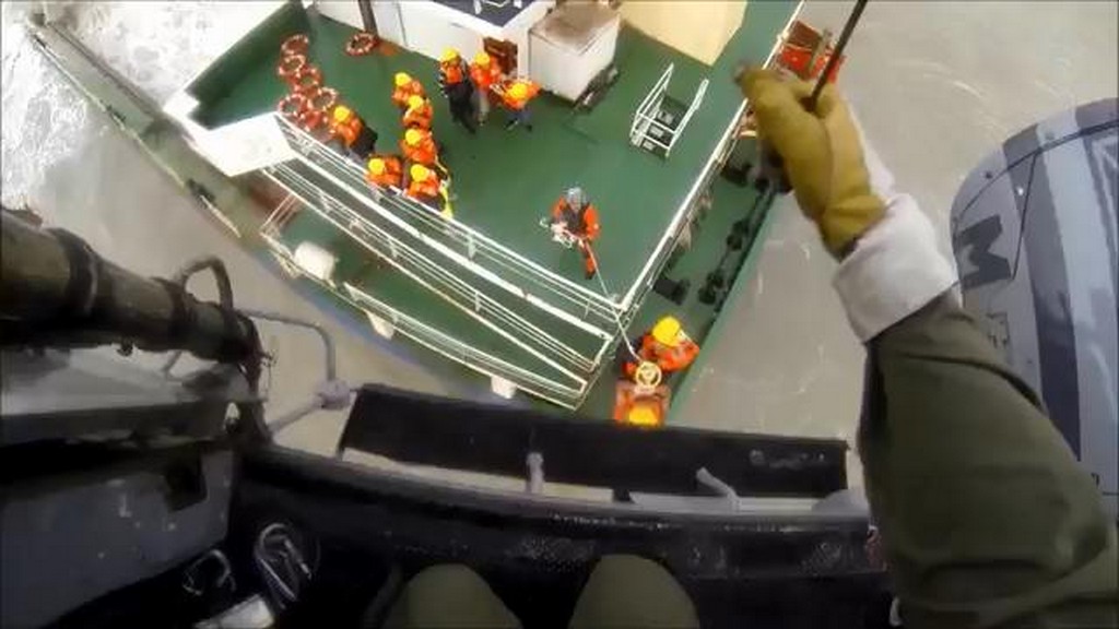 Ratownicy pomagają marynarzom