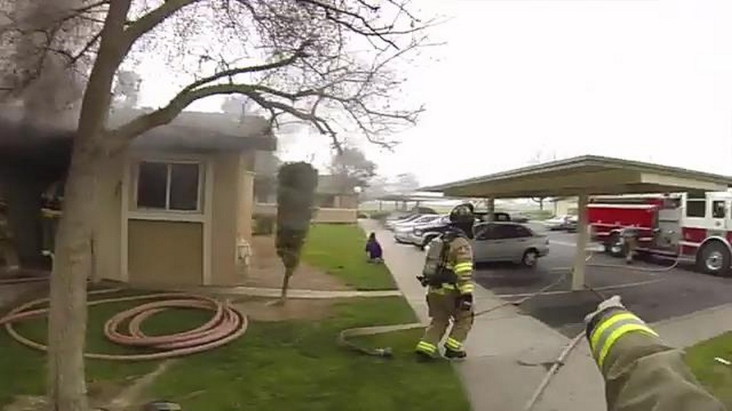 Strażacy ratują dzieci z pożaru