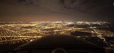 Lot nad Chicago nocą