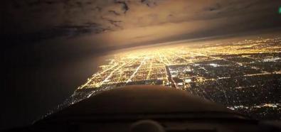 Lot nad Chicago nocą