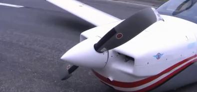 Samolot ląduje bez podwozia