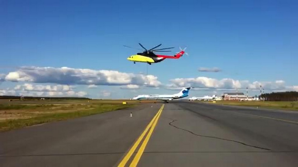 Mi-26 unosi samolot