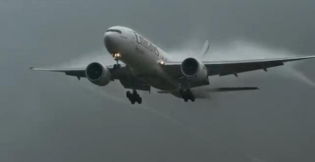 Samolot w deszczowych chmurach