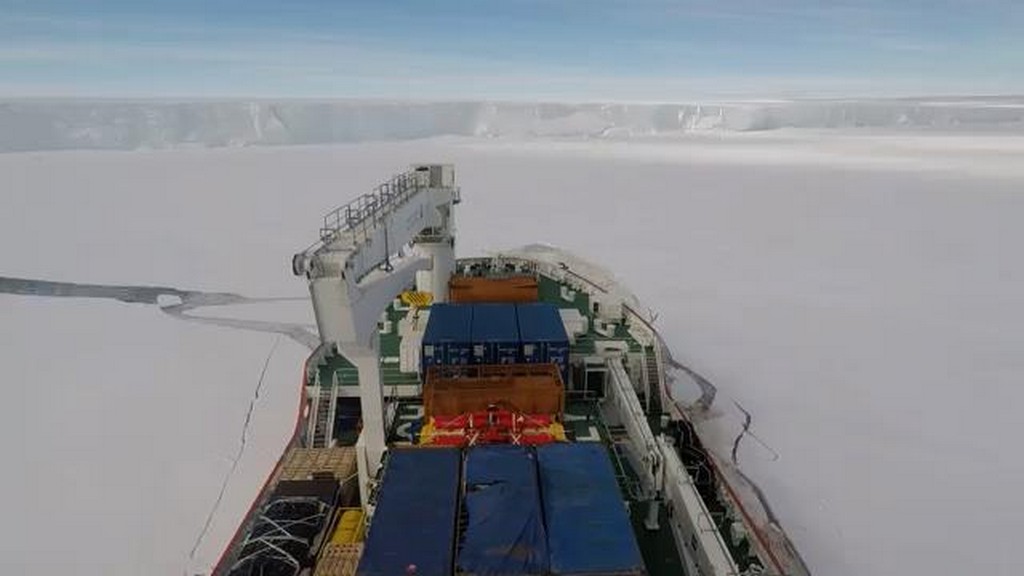 Statek na Antarktyce
