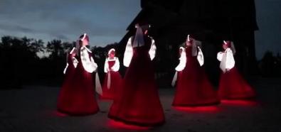 Tancerki w świecących sukniach