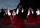 Tancerki w świecących sukniach