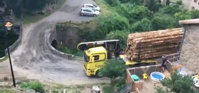 Ciężarówka z drewnem pokonuje most