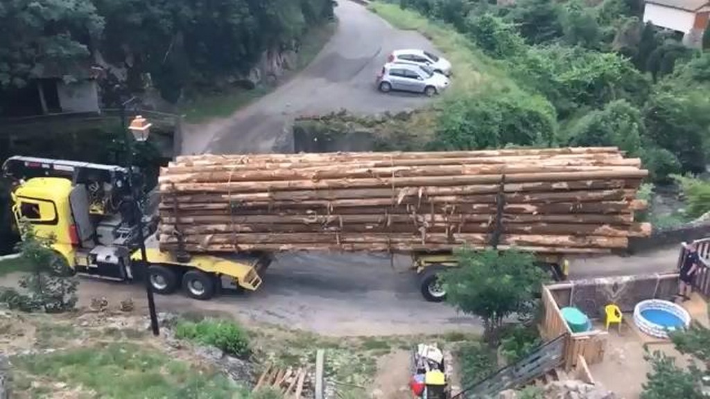 Ciężarówka z drewnem pokonuje most