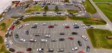 Parking pod szkołą w USA