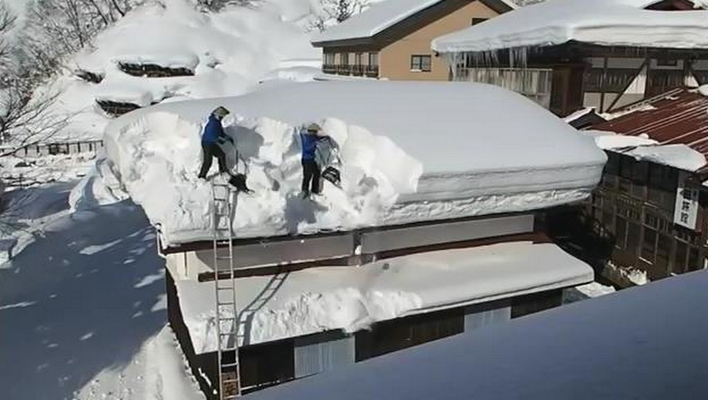 Odśnieżanie dachu w Japonii
