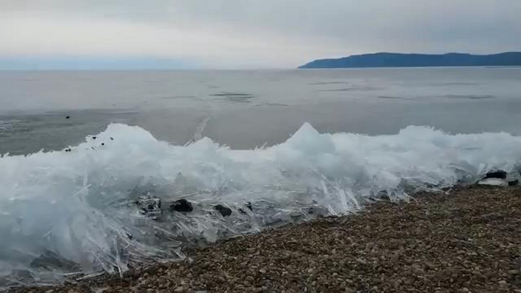 Zamarzająca woda na Bajkale