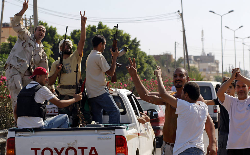 Wojna w Libii - zwolennicy i przeciwnicy Muammara Kadafiego na ulicach Trypolisu