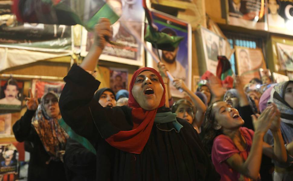 Wojna w Libii - zwolennicy i przeciwnicy Muammara Kadafiego na ulicach Trypolisu