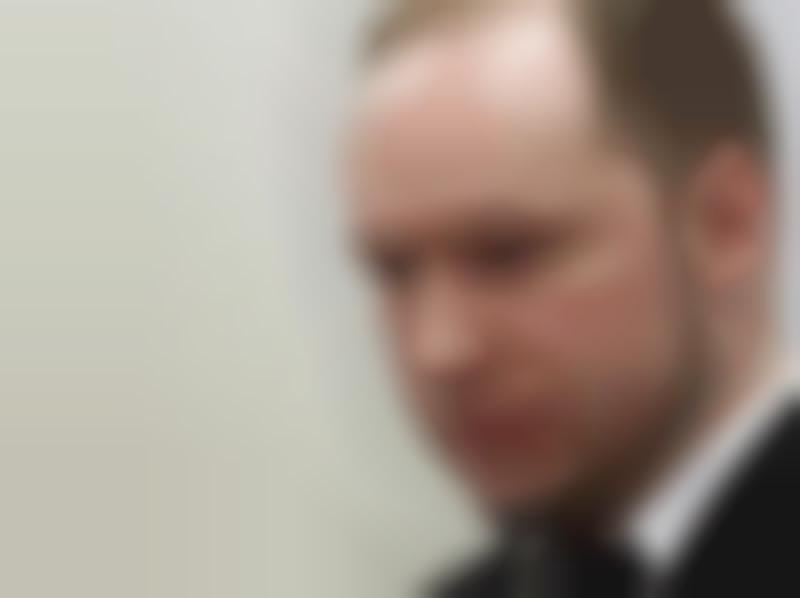 Norwegia: Ławnik układał pasjansa na procesie Breivika 