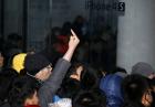 Niezadowoleni klienci przed pekińskim sklepem Apple