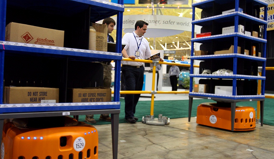 Amazon wyposaży swoje magazyny w roboty