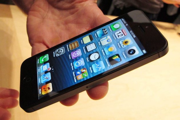 iPhone 5 już w sprzedaży! Długie kolejki przed salonami Apple