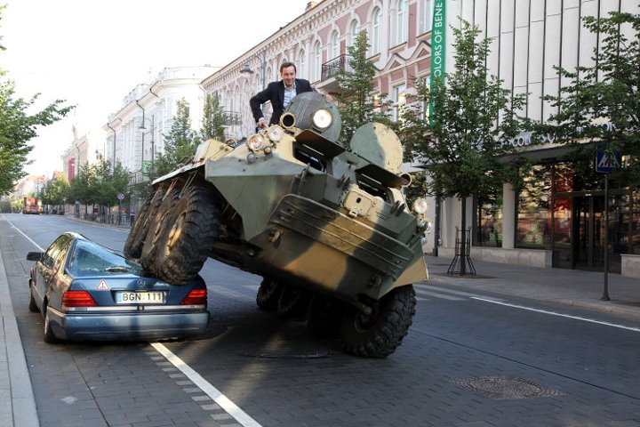 Burmistrz Wilna uczy parkowania, rozjeżdzając samochody