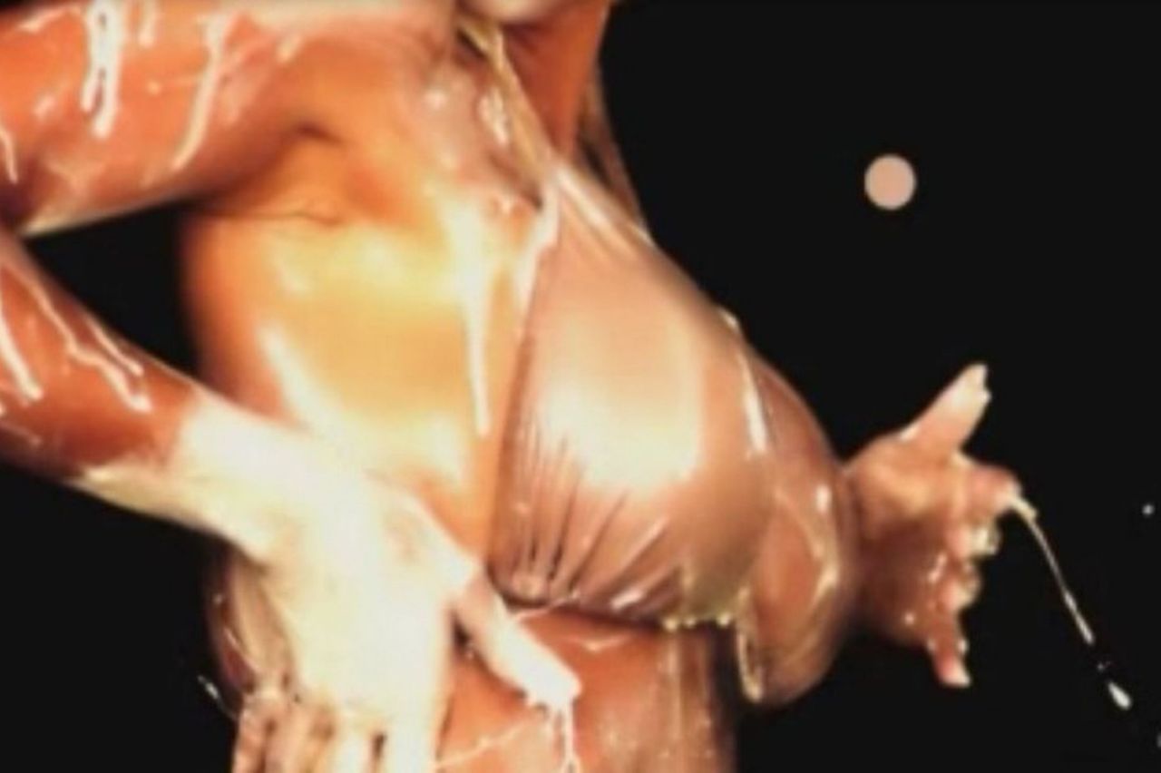 Pamela Anderson - seksowna modelka w reklamie Dreamscape Networks, która została zakazana