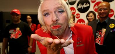Richard Branson - brytyjski miliarder i założyciel Virgin Group po przegranym zakładzie z Tonym Fernandesem wcielił się w rolę stewardessy
