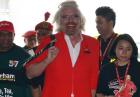 Richard Branson - brytyjski miliarder i założyciel Virgin Group po przegranym zakładzie z Tonym Fernandesem wcielił się w rolę stewardessy