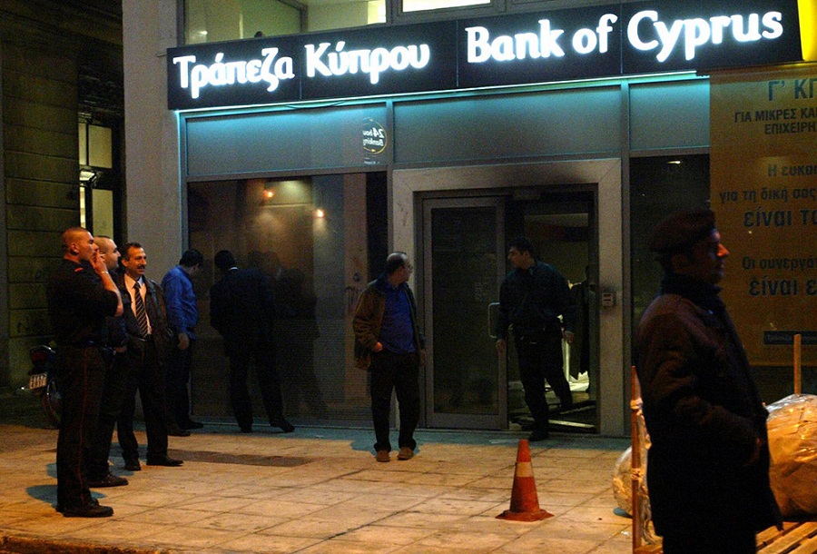Bezradni Cypryjczycy próbują odzyskać swoje pieniądze 