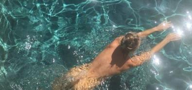 Joanna Krupa pływa nago, je truskawki i prowokuje 