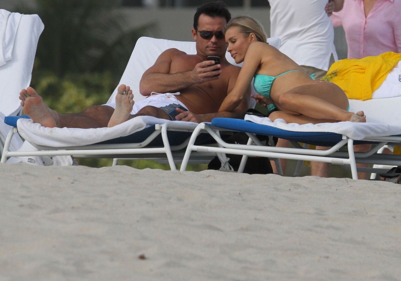Joanna Krupa - polska modelka w bikini na plaży w Miami