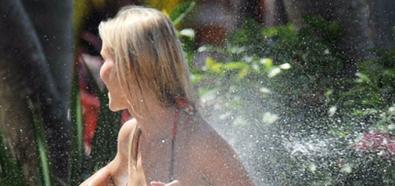 Joanna Krupa - modelka myje samochód w bikini