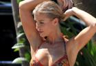 Joanna Krupa - modelka myje samochód w bikini