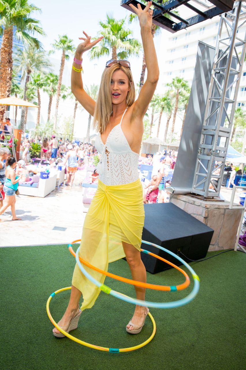 Joanna Krupa - seksowna modelka na imprezie w Hard Rock Hotel w Las Vegas