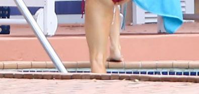 Joanna Krupa - seksowna modelka topless na basenie